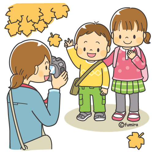 紅葉のイメージ・子どもたちの写真を撮るママのイラスト（カラー）