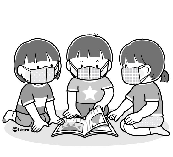 マスクをつけて一緒に絵本を読んでいる子どもたちのイラスト（モノクロ）