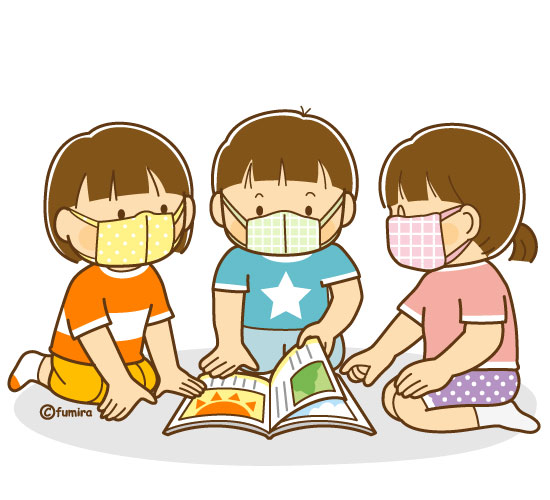 マスクをつけて一緒に絵本を読んでいる子どもたちのイラスト（ソフト）