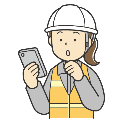 スマートフォンの画面を見る女性・ヘルメットをつけて作業着・安全ベストを着用した女性・笑顔