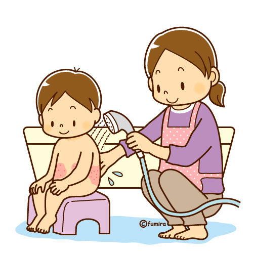 子供にシャワーをかけるお母さんのイラスト（ソフト）